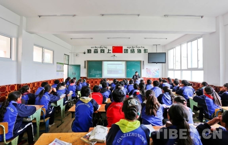 དཀར་མཛེས་རྫོང་གིས་མཐའ་མཚམས་འབྲོག་ཁུལ་གྱི་ཕྲུ་གུ་ཚོར་འདྲ་མཉམ་སྤུས་ལེགས་ཀྱི་སློབ་གསོ་མྱངས་སུ་བཅུག་པ།