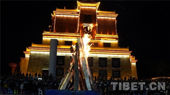 གེ་སར་མཁར་གྲོང་དུ་སྒེར་འཁོར་ཡུལ་སྐོར་བ་ཁག་དང་པོ་བསུས་པ།