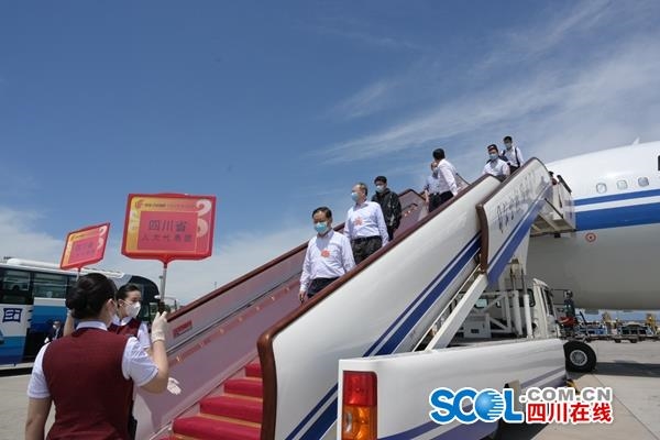སི་ཁྲོན་གྱི་འཐུས་མི་ཚོགས་པའི་འཐུས་མི་རྣམས་པེ་ཅིན་དུ་འབྱོར་བ།