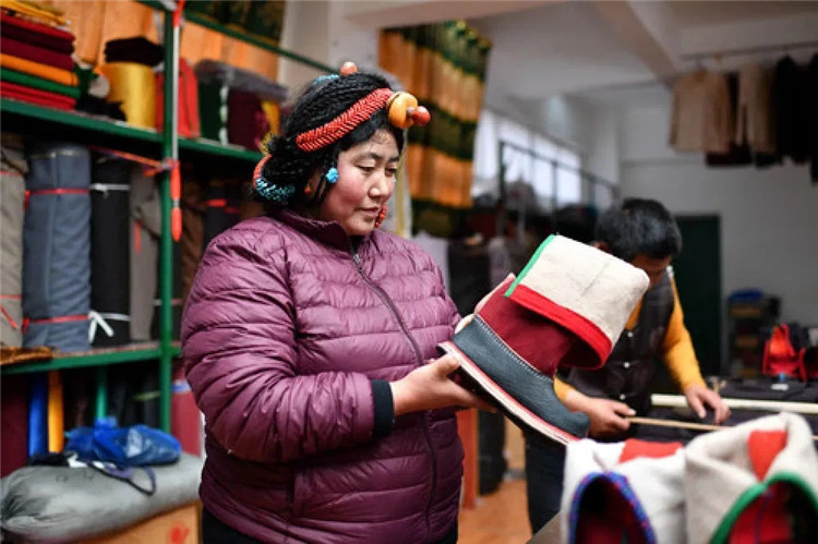 མཐོ་སྒང་གི་མེ་ཏོག་ལྟར་མཚར་བའི་ལྷ་མཚོ་ལགས།