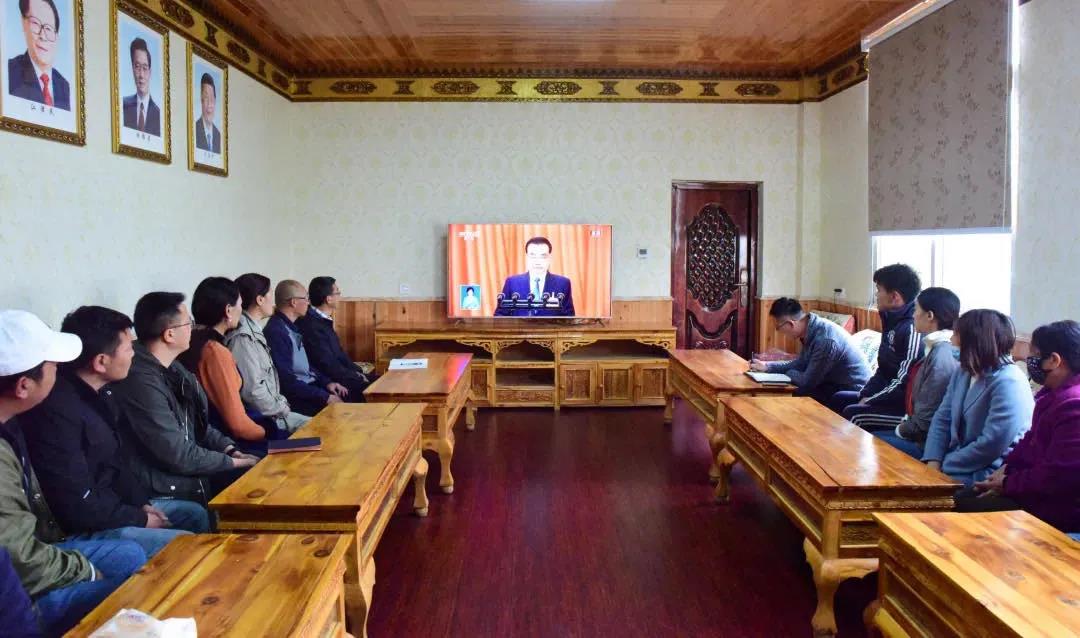 ཁྱུང་མཆུ་རྫོང་གི་ལས་བྱེད་མང་ཚོགས་ཀྱིས་ཚོགས་ཆེན་གཉིས་ལ་བལྟས་པ།