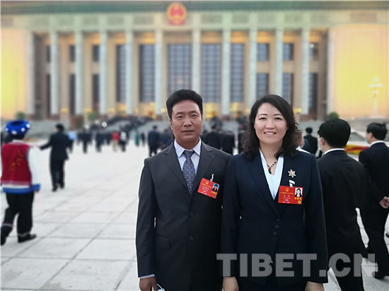 མུན་ནག་ལ་འོད་སྣང་བསྐྱལ། མི་སེམས་ལ་དྲོལ་ཁོལ་སྦྱིན།