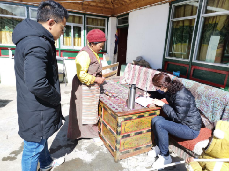 རྒྱལ་ཡོངས་མི་དམངས་འཐུས་ཚོགས་ཀྱི་འཐུས་མི་བཀྲ་ཤིས་རྒྱལ་མཚན་གྱིས་མང་ཚོགས་ཀྱི་མགྲིན་ཚབ་པ་བྱས།