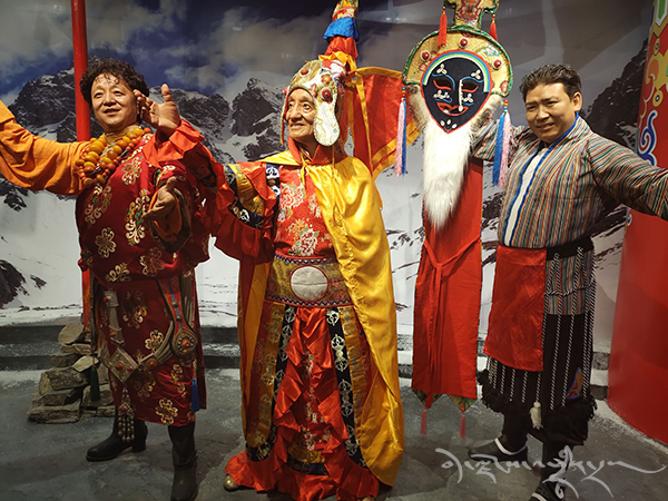 བོད་ཀྱི་པྲ་ཚིལ་འདྲ་བརྙན་ཁང་ཐོག་མ་དེ་ལྷ་སར་བཙུགས་པ།