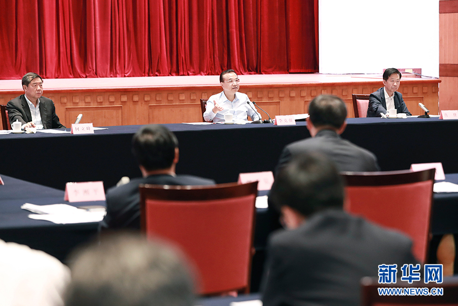 ལི་ཁེ་ཆང་གིས་འགོ་འཛིན་བྱས་ཏེ་ནོར་སྲིད་མ་དངུལ་ཇེ་མང་དུ་བཏང་ནས་ཁེ་ལས་ལ་གཟིགས་སྐྱོང་དང་མང་ཚོགས་ལ་ཕན་འདོགས་པའི་བྱ་བའི་བཞུགས་མོལ་ཚོགས་འདུ་བསྡུས།