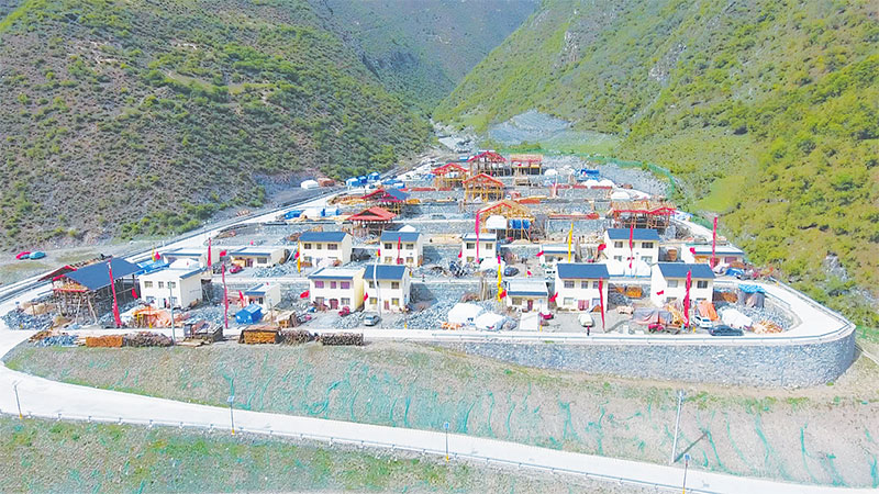 གྲོང་ཚོ་གསར་པ་བཙུགས་ནས་སྡོད་ཁང་གསར་པར་སྤོས་པ།
