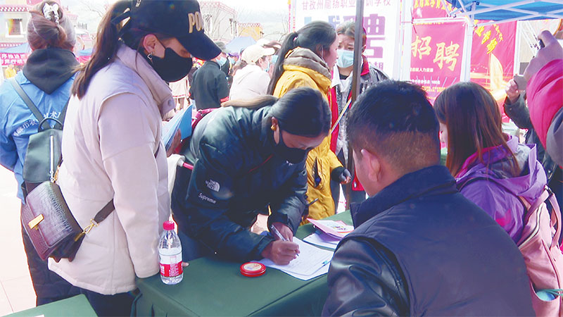 དཀར་མཛེས་རྫོང་གིས་ལས་ཞུགས་ཀྱི་ཆེད་དོན་གདན་ཞུའི་ཚོགས་འདུ་འཚོགས་པ།