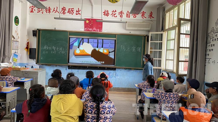 ལི་ཐང་དུ་སློབ་ཆུང་སློབ་མ་རྣམས་ནགས་ཚལ་མེ་ཟོན་གྱི་འོས་འགན་དྲིལ་སྒྲོག་པར་གྱུར་པ།