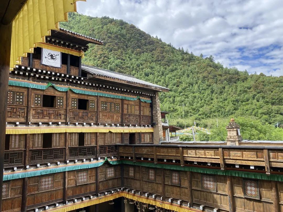 ལ་རོང་ཅོག་ཙེ་རྒྱལ་པོའི་ཕོ་བྲང་།