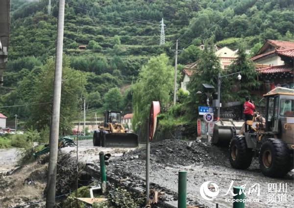 ལི་རྫོང་དུ་འདམ་རྡོའི་ཆུ་རུད་ཐོན་ནས་ལམ་བུ་ཆད་པས་ས་གནས་དེས་མང་ཚོགས་99བདེ་འཇགས་ངང་གནས་སྤོ་བྱས་པ།