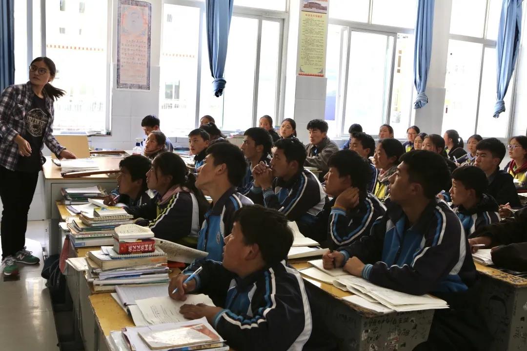 སྐད་གཉིས་སློབ་གསོའི་ལྡུམ་ར་རྔ་བ་བོད་ཡིག་སློབ་འབྲིང་།