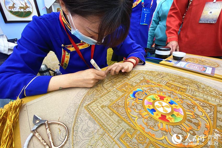 མཚོ་སྔོན་དུ་སྲོལ་རྒྱུན་རིག་གནས་ཀྱིས་འཛད་སྤྱོད་ལ་སྐུལ་འདེད་བཏང་བ།