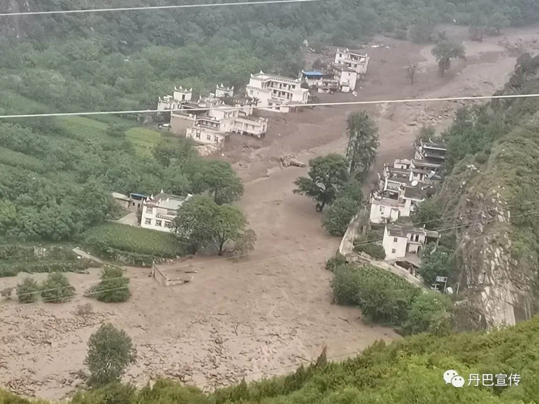 མདང་དགོང་རོང་བྲག་རྫོང་དུ་འདམ་རྡོའི་ཆུ་རུད་ཀྱི་གནོད་འཚེ་བྱུང་འདུག