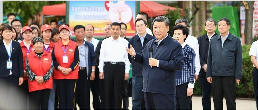 ཞི་ཅིན་ཕིང་གི་མི་དམངས་རྩ་བའི་རྩེ་ལ་འཛིན་པའི་འདུ་ཤེས་ཚོར་བར་བྱེད།