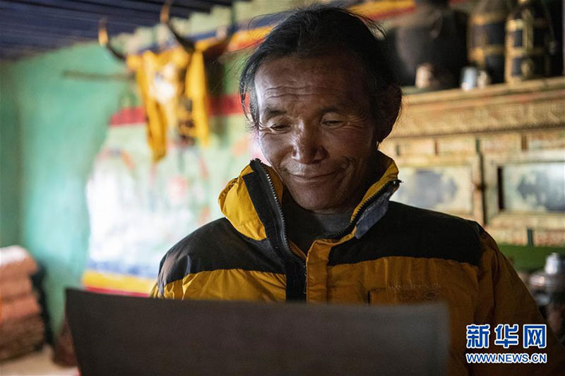ཇོ་མོ་གླང་མར་འཛེགས་རྗེས། ཁོང་རང་ཁྱིམ་དུ་ལོག་ནས་རྫི་བོ་བྱས།