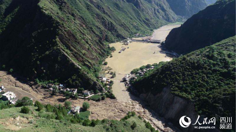 རོང་བྲག་རྫོང་གི་ཆུ་ལོག་དང་འདམ་རྡོའི་ཆུ་རུད་ཀྱི་མེ་ལུང་འཁྱིལ་མཚོའི་སྟོད་རྒྱུད་ཀྱི་ཆུ་གནས་མུ་མཐུད་མར་ཆག་པ།