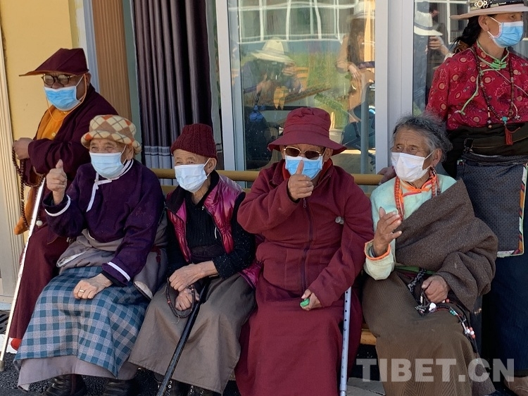 “ཡུལ་བབ་དང་བསྟུན་ནས་སྨན་བཅོས་དང་རྒན་གསོ་ཟུང་འབྲེལ”ཏེ་ཧུང་ཡོན་རྫོང་གིས་རྒན་གསོའི་དབུལ་སྒྲོལ་གྱི་གསེར་གྱི་ལྡེ་མིག་བཏོད་པ།