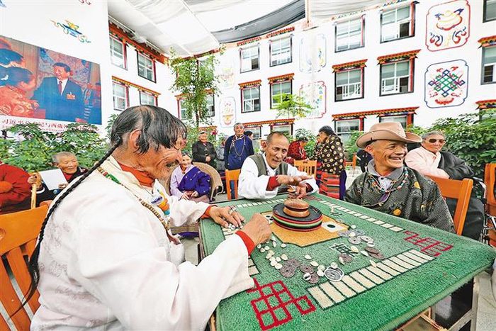 བསྙེན་བཀུར་ཁང་ནང་རྒན་རྒོན་དགོད་ལྷང་ལྷང་།