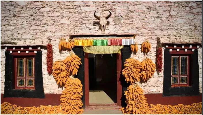 བུ་མོ་བདེ་སྐྱིད་ཀྱི་བདེ་སྐྱིད་མགྲོན་ཁང་།
