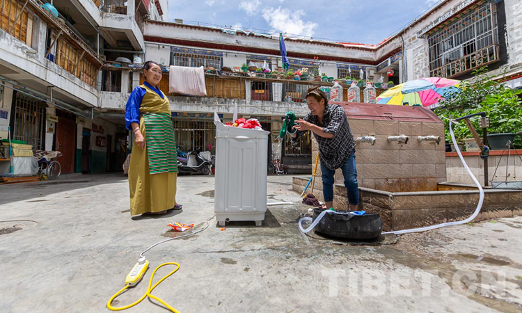 སྤུས་ལེགས་གློག་འདོན་ཞབས་ཞུས་གྲོང་མི་འབྱོར་འབྲིང་གི་ལམ་བུར་བསྐྱོད་པར་རོགས་སྐྱོར་བྱས།