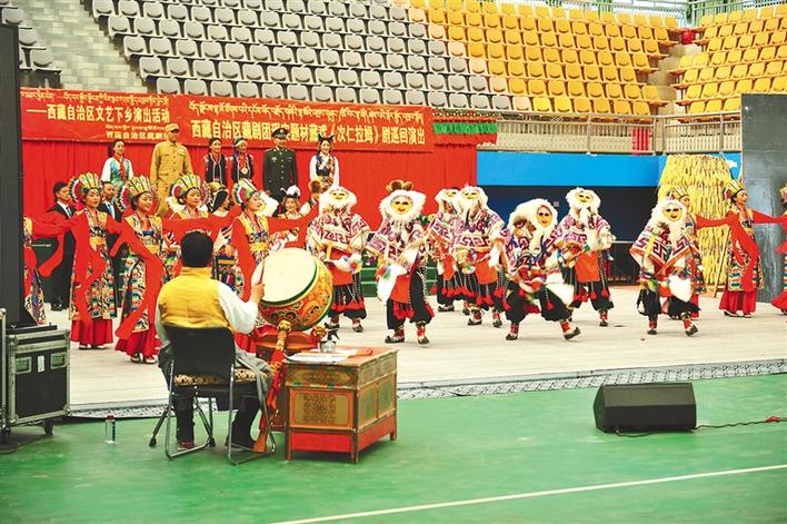 གྲོང་གསེབ་ཏུ་ལྷ་མོ་འཁྲབ་པ།