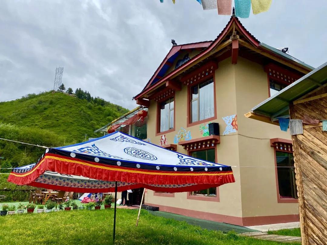 ཕྱུག་པོས་དབུལ་ཕོངས་ཕྱུག་ལམ་ཁྲིད། ལག་ཟུང་སྦྲེལ་ནས་འབྱོར་འབྲིང་བསྐྲུན།
