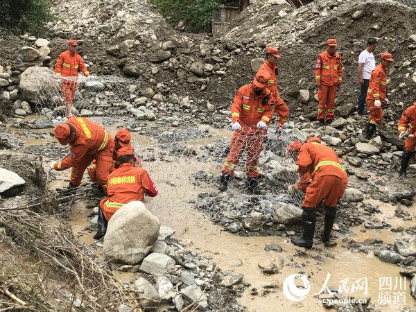 མུ་ལི་སྔགས་སྤྱོད་ཤང་དུ་རི་ཉིལ་ནས་འགྲོ་ལམ་ཆད་པ་དང་བཀོད་སྒྲིག་བྱ་ཡུལ་ཆུས་བསྣུབས་པ།