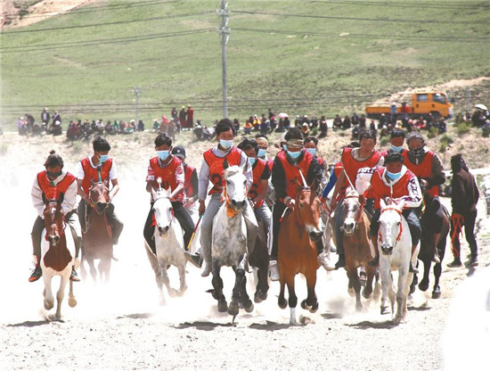 ལི་ཐང་འབུམ་ཡག་རྩྭ་ཐང་དུ་རྟ་རྒྱུག་འགྲན་སྡུར་བྱས།