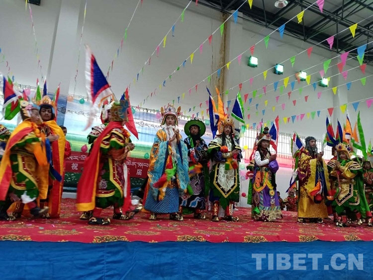 གེ་སར་རིག་གནས་སློབ་གྲྭར་བསྐྱོད་པ།