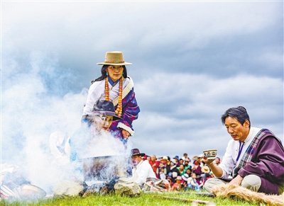 རྨ་ཆུའི་ཁུག་ཀྱོག་དང་པོའི་དྭངས་གཙང་གི་ཆུ་བོ་དང་སྔོ་ལྗང་གི་རྩྭ་ཐང་། 