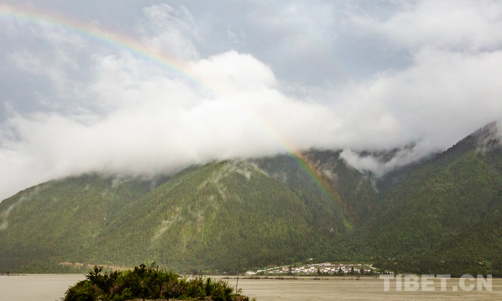 ཡིད་དབང་འཕྲོག་པའི་བྲག་ཆུ་གྲོང་ཚོས་དྲོ་སྐྱིད་ལྡན་པའི་འཚོ་བ་ཡག་པོ་སྐྱེལ་བཞིན་ཡོད།
