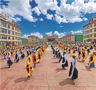 མཐོ་སྒང་ན། ན་ཆུང་ཚོས་གཞས་གཏོང་བཞིན་འདུག