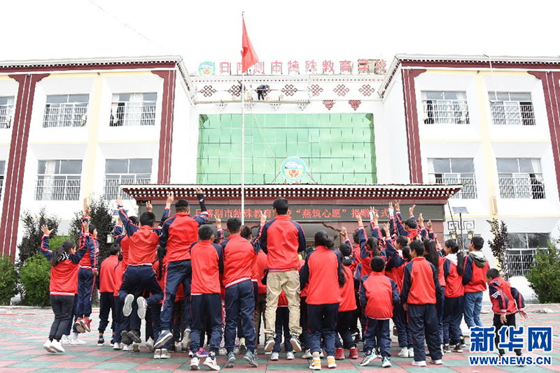 པེ་ཅིང་སློབ་ཆེན་གྱི་སློབ་སྐྱོར་ཚོགས་པས་བོད་ལྗོངས་ཀྱི་དམིགས་བསལ་སློབ་གསོར་སྤྱི་ཕན་ཞལ་འདེབས་བརྒྱབ་ནས་རོགས་རམ་བྱས་པ།