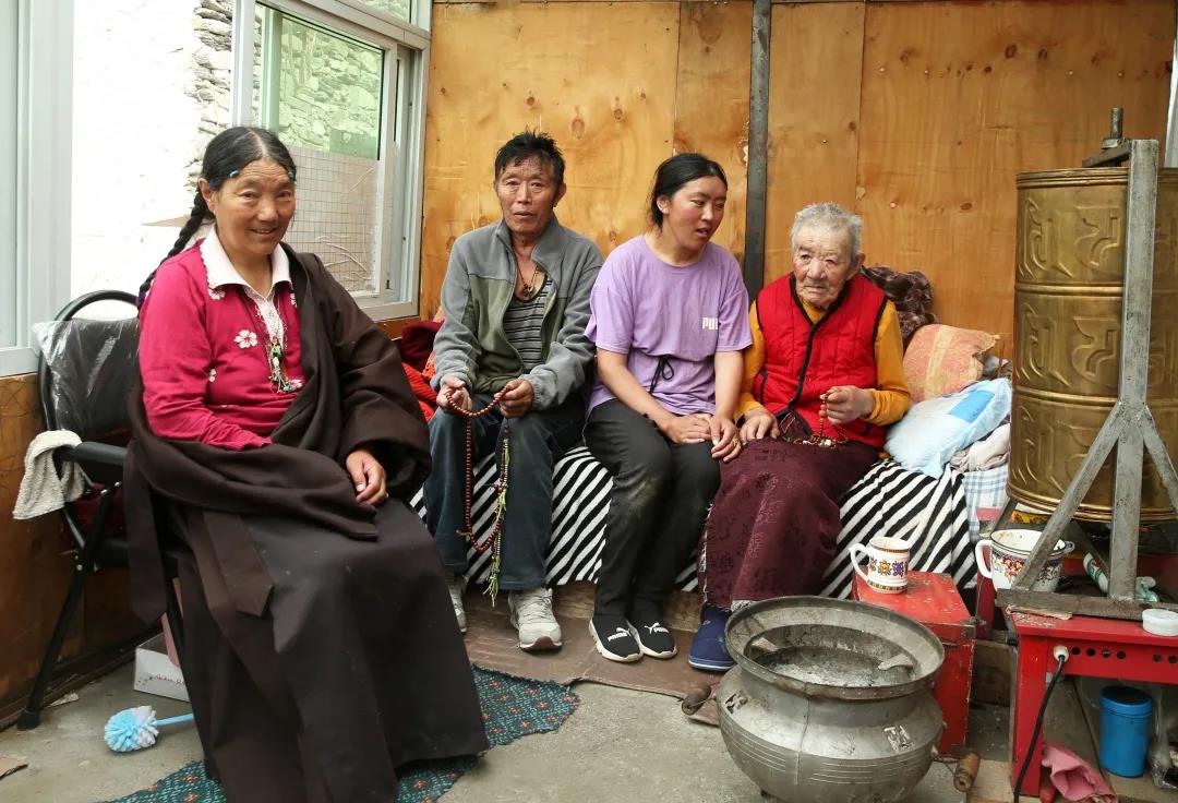 ཁོང་ད་ལོ་དགུང་ལོ་103རེད་འདུག 