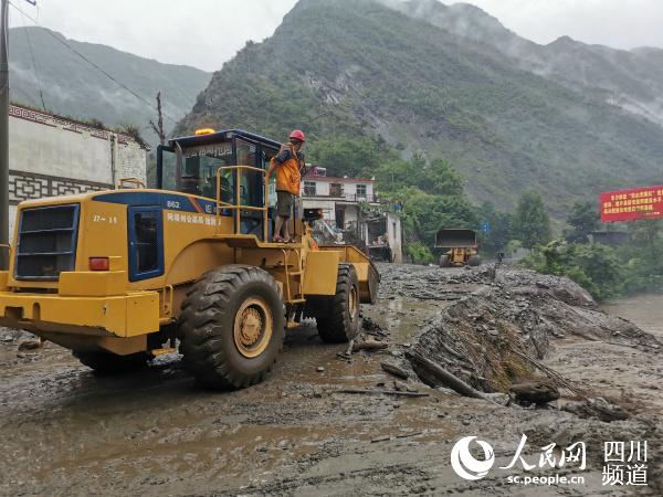 མའོ་རྫོང་ལ་ཆུ་ལོག་དང་འདམ་རྡོའི་ཆུ་རུད་བྱུང་བ།
