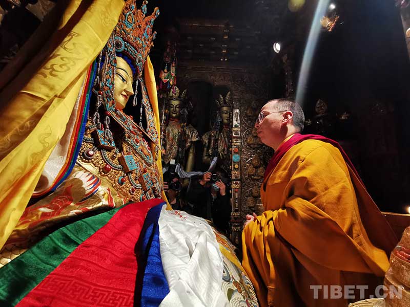 པཎ་ཆེན་རིན་པོ་ཆེ་གཙུག་ལག་ཁང་དུ་མཆོད་མཇལ་ལ་ཕེབས་པ།