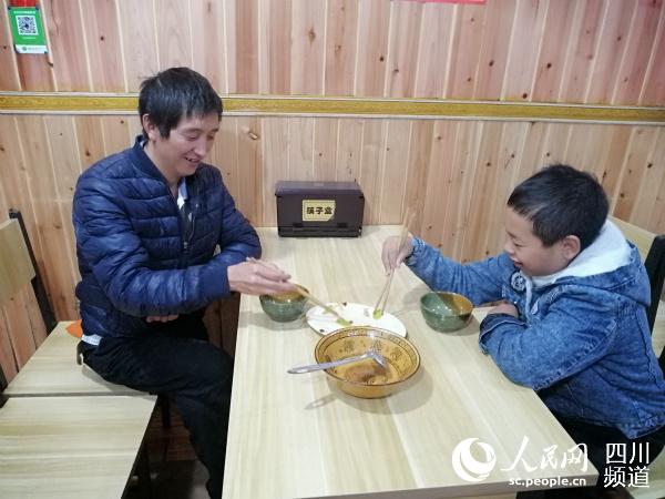 ལི་ཐང་ཟ་ཁང་དུ་གྲོན་ཆུང་གི་སྲོལ་བཟང་བཏོད་པ།
