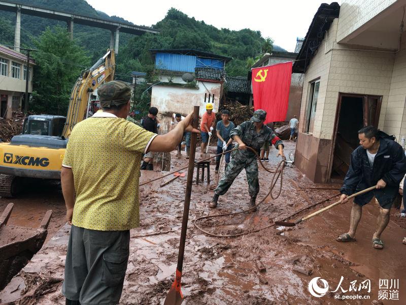 དྲག་ཆར་བབས་ནས་སི་ཁྲོན་གཡག་རྔ་ནས་མི་ཁྲི་14ལ་གནོད་འཚེ་ཕོག