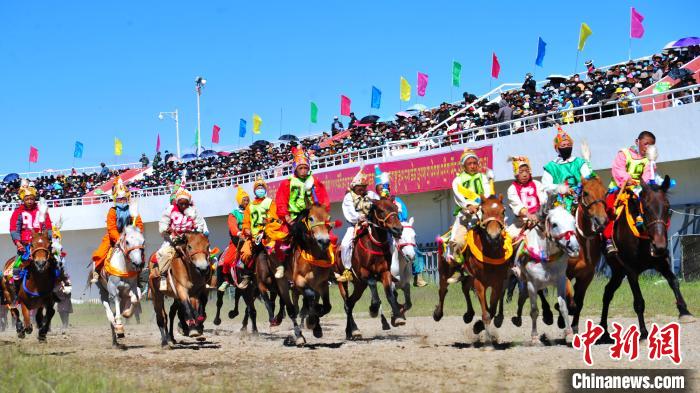 བོད་ལྗོངས་བྱང་རྩྭ་ཐང་གི་རྟ་རྒྱུག་འགྲན་ཚོགས་ཐོག་གི་རྟ་དང་གཞོན་ནུ།
