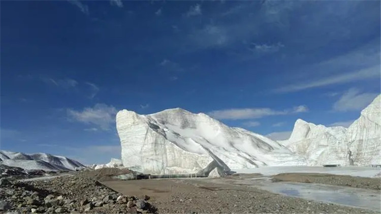 འཛམ་གླིང་ཐོག་གི་དག་ཞིང་མཐའ་མ་བུ་རོགས་གངས་རི་འཁྱགས་རོམ།