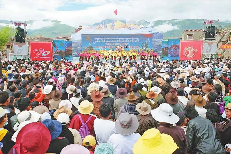 སྐབས་གསུམ་པའི་འབྲུག་མོའི་སྟོན་བསུའི་དུས་ཆེན་འགོ་ཚུགས་པ།