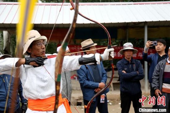 བདེ་སྐྱིད་གྲོང་ཚོའི་བདེ་སྐྱིད་གསང་གྲངས། “ཆུ་སྣུམ་ལས་དཀོན་པ”ནས“རི་ཆུའི་མཛེས་ཉམས་ལ་རོལ་བའི”བར།