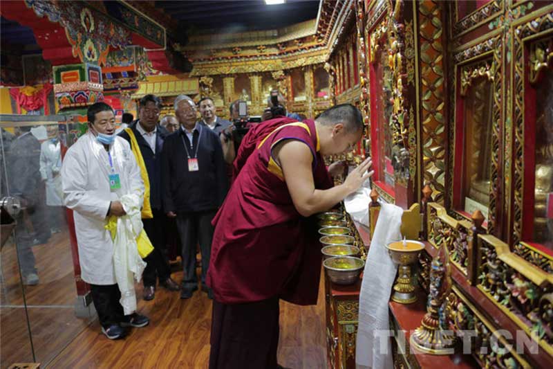པཎ་ཆེན་སྐུ་ཕྲེང་བཅུ་གཅིག་པ་མཆོག“བོད་ལུགས་གསོ་རིག་གི་ཕ་ཡུལ”དུ་ཕེབས་པ།