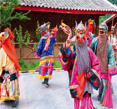 ཇུས་བཟང་དབྱར་གྱི་དཔལ་ཡོན་སྲིད་གསུམ་ཁྱབ། མཐོ་སྒང་གངས་རིའི་ལྗོངས་ལ་གཟི་འོད་འཕྲོས། 