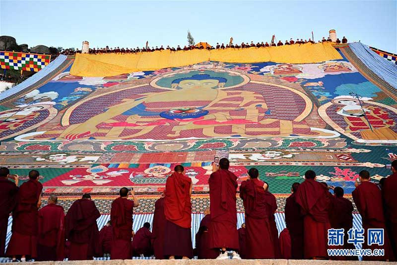 འབྲས་སྤུངས་ནས་གོས་སྐུ་བཤམས་ཤིང་ལྷ་སའི་ཞོ་སྟོན་འགོ་ཚུགས་པ།