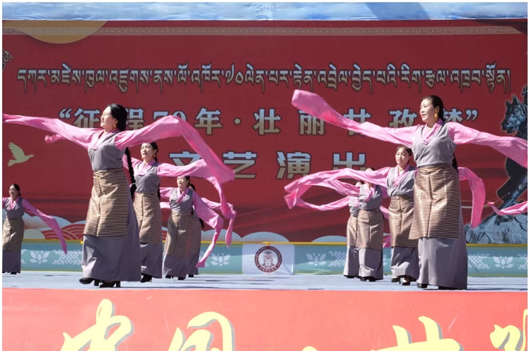 དཀར་མཛེས་རྫོང་གེ་སར་རིག་གནས་ཐང་ཆེན་དུ་གླུ་གར་གྱི་སྟོན་མོ་བཤམས།