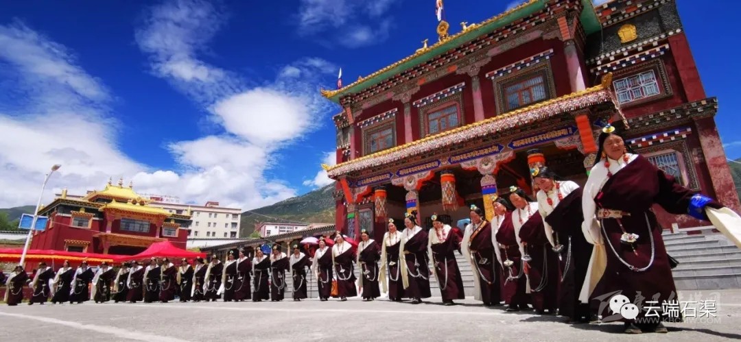 སྤུ་ཧྲེང་རྫོང་སྟོད་ཡུལ་གྲོང་ཚོ་མཛེས་ལ་མི་རྣམས་ཕྱུག་པ་དང་ཐོན་ལས་དར་བ།  
