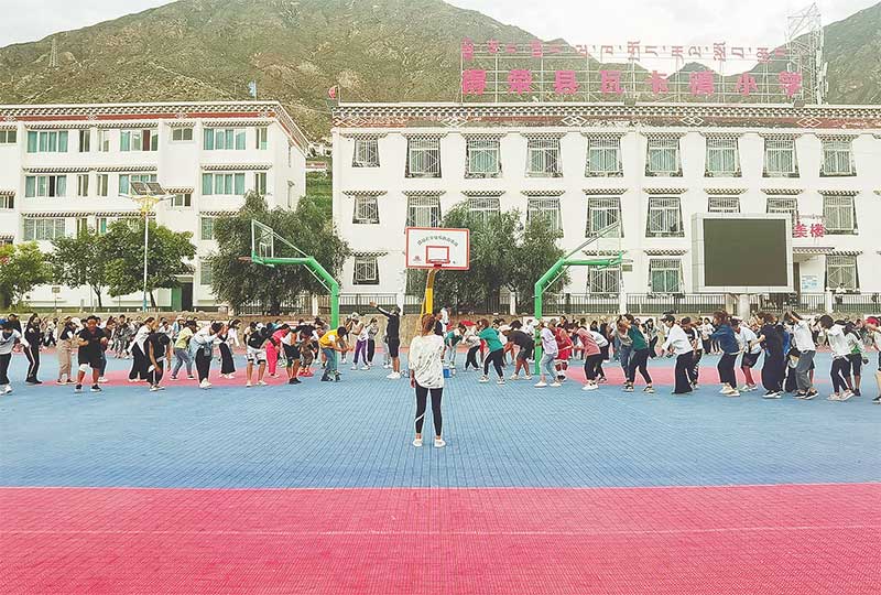 སྡེ་རོང་རྫོང་གི་འཁྲབ་སྟོན་མི་སྣས་ཚ་ཚ་འུར་འུར་ངང་ནང་སྦྱོང་བྱས་པ།