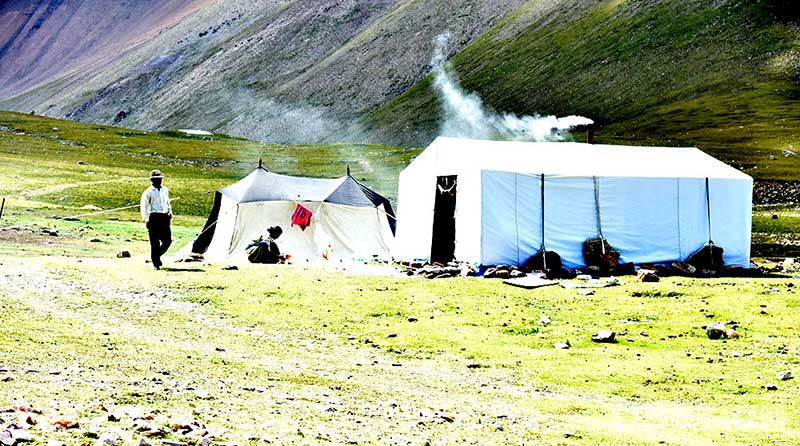 གནམ་མཚོའི་འགྲམ་ངོགས་ནི་ཁོ་ཚོའི་ཁྱིམ་གཞིས་ཡིན།