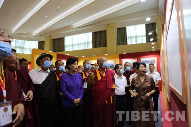 བོད་བརྒྱུད་ནང་བསྟན་གྱི་སྤྲུལ་སྐུའི་ཡང་སྲིད་ངོས་འཛིན་ཞུ་བའི་ཆེད་དོན་འགྲེམ་སྟོན་དང་སྤྲུལ་སྐུའི་གསོ་སྦྱོང་འཛིན་གྲྭ་སི་ཁྲོན་བོད་བརྒྱུད་ནང་བསྟན་སློབ་གླིང་དུ་གཉེར་བ་རེད།